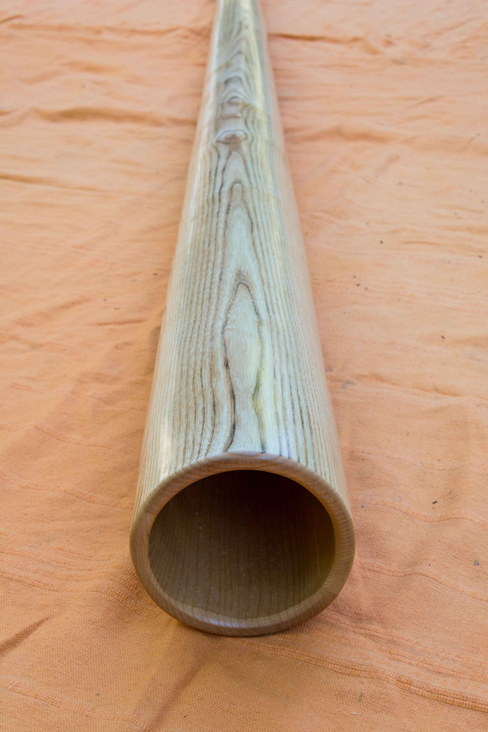 Didgeridoo nommé Anda, en Do#, tout droit, fabriqué en bois de frêne
