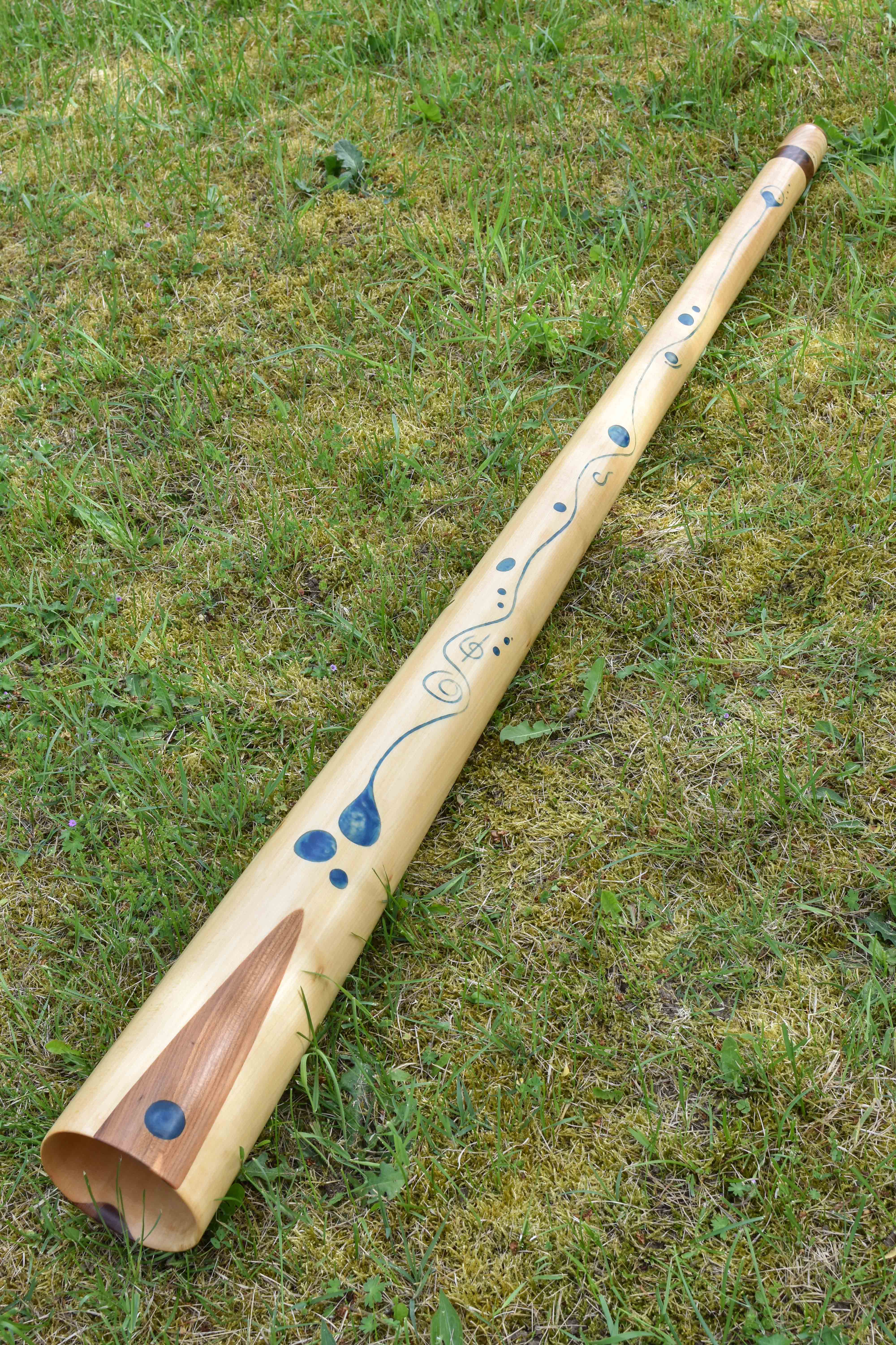  Didgeridoo nommé Awa, en Mi, tout droit, fabriqué en bois de tilleul, avec des incrustations de résine colorées bleu