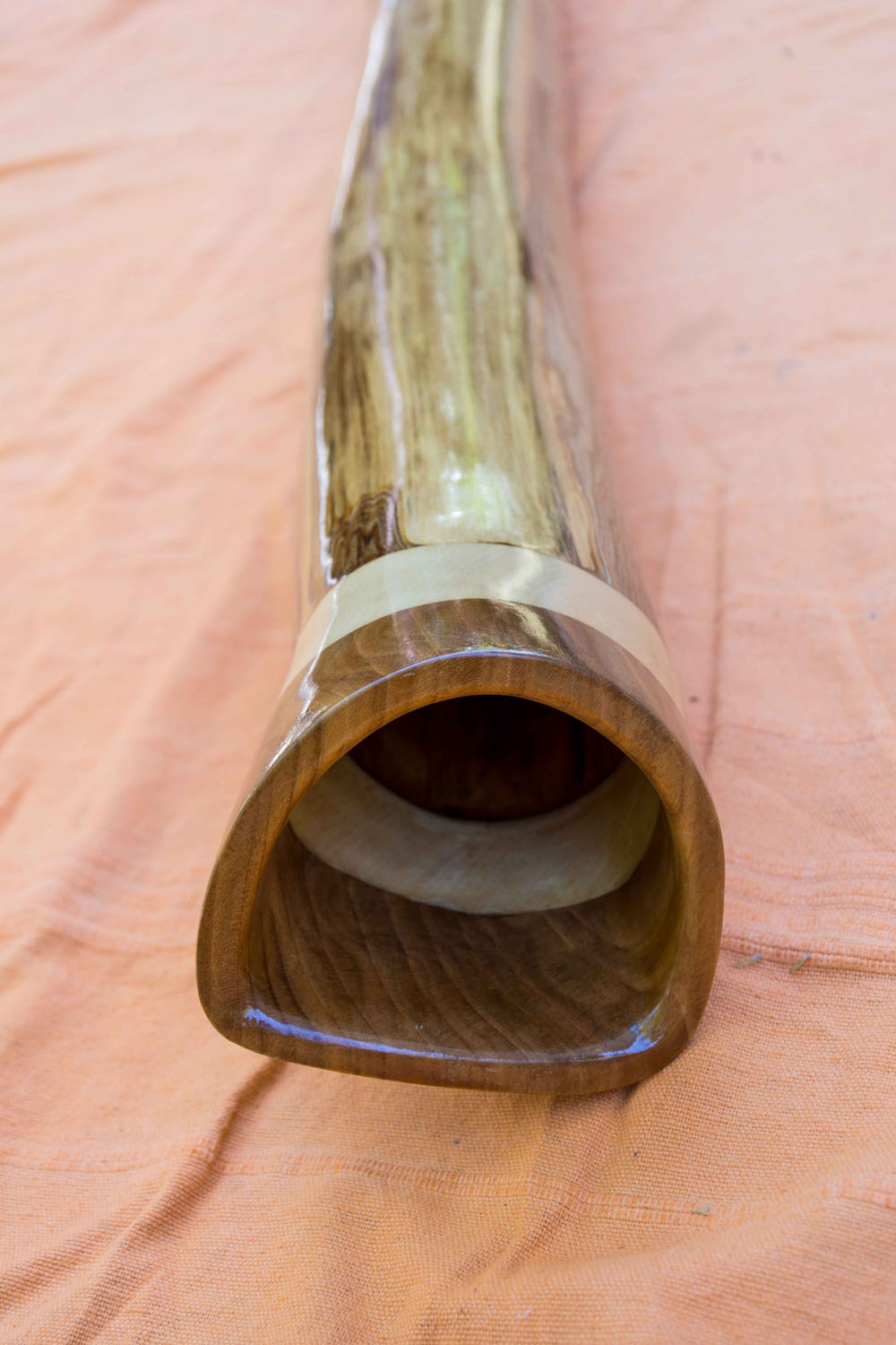Didgerido nommé Giant, en Sol, légèrement courbé, fabriqué en bois de tilleul, avec de l'érable et du merisier à la cloche